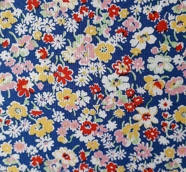 tissu patchwork fleurs colorées fond bleu