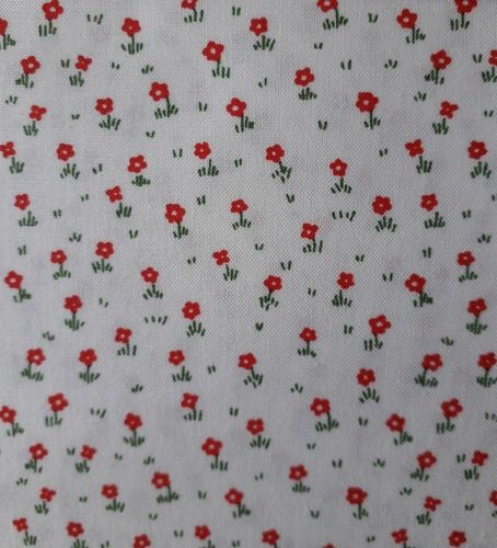 tissu patchwork à petites fleurs rouges sur fond blanc